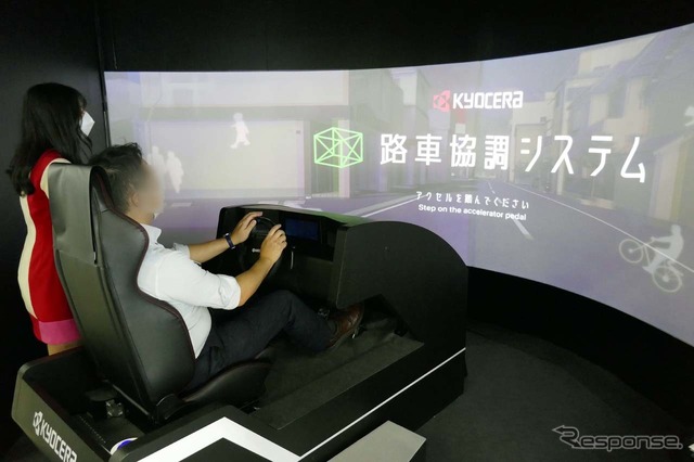 京セラが「人とくるまのテクノロジー展2022」に出展した路車協調のシミュレーター