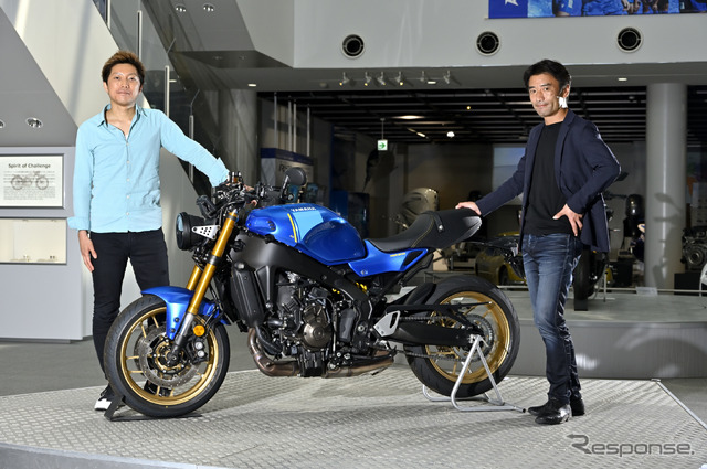 ヤマハ XSR900と、デザインに携わったヤマハ発動機 安田将啓氏（左）、GKダイナミックス 木下省吾氏（右）