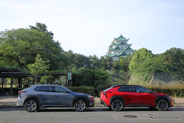 スバル ソルテラ(左)とトヨタ bZ4X(右)。後ろに見えるのは名古屋城