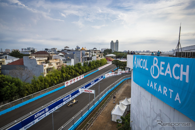 ジャカルタではビーチ沿いにサーキットが設けられた