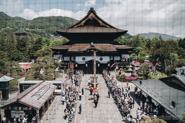 善光寺山門から本堂前の回向柱をのぞむ