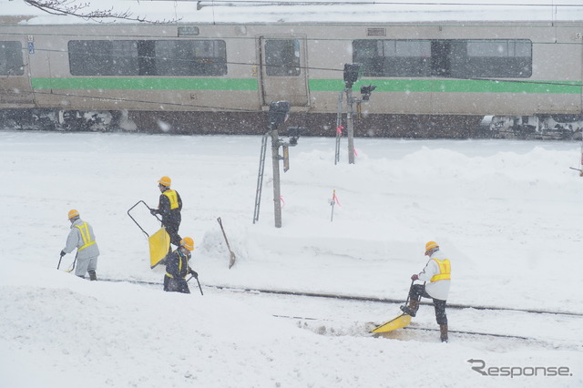 小樽駅構内での人力による除雪作業。社員のほかパートナー会社やグループ会社の社員も対応する。2022年2月22日。