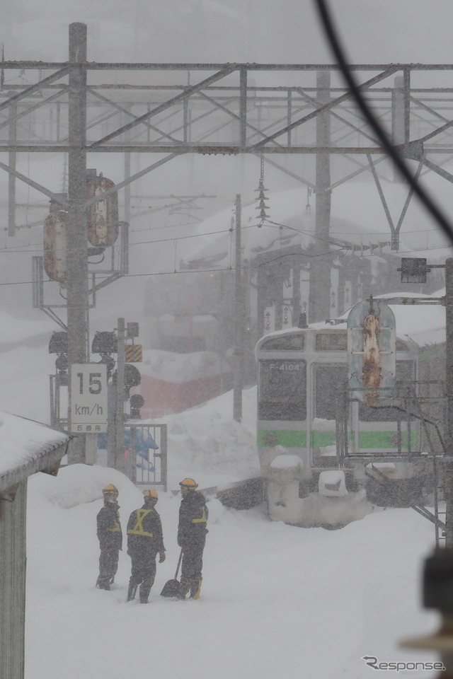 小樽駅構内での「モロ」と呼ばれる除雪機械による除雪作業。今後は特別豪雪地帯並の装備が計画されている。2022年2月22日。
