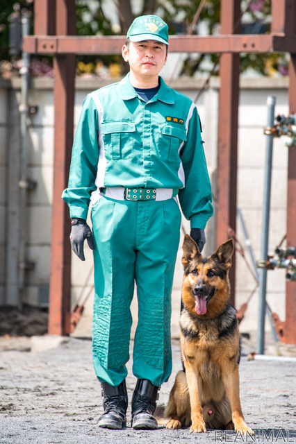警視庁警備犬のウィル号と小野星一巡査部長