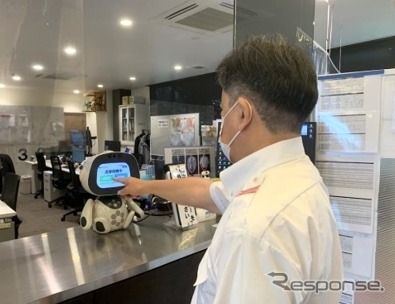 点呼支援ロボットを受けるドライバー