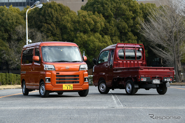 ダイハツ ハイゼットカーゴ 新型(左)とハイゼットトラックジャンボ 改良新型(右)