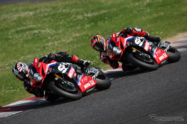 3番手タイムのYoshimura SERT Motulは2台のマシンでランデブー走行を披露