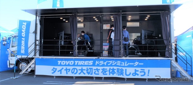 ドライブシミュレーターを活用した2021年のタイヤ安全啓発活動の様子