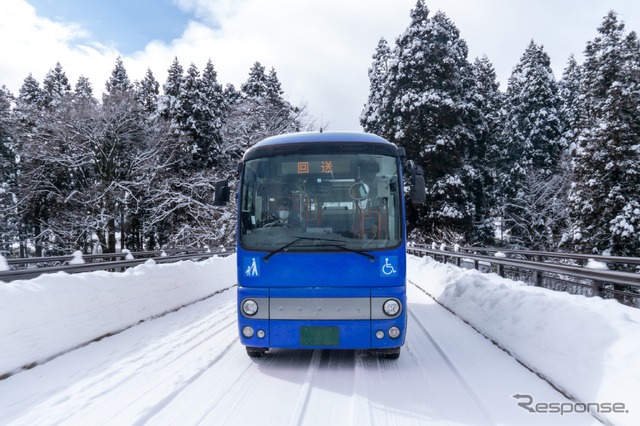 雪道の走行では、スタッドレスタイヤが心強い味方となる