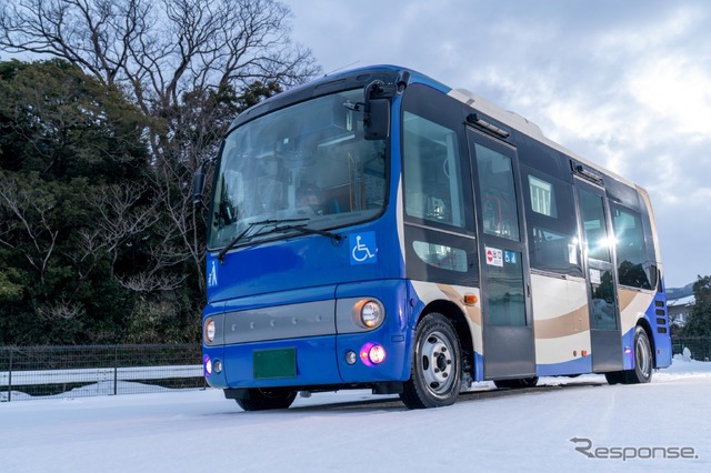 コミュニティバスが装着する、通年使用を考えたスタッドレスタイヤの秘密を藤島知子がバス会社に直撃レポート！TOYO TIRES「M937」が登場