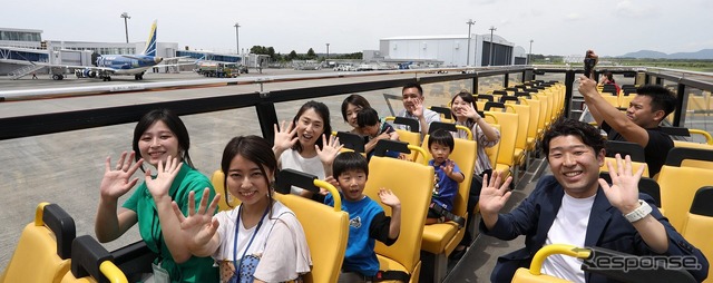 2階建てのオープントップバス「SKY BUS」で富士山静岡空港の制限エリア内を走行