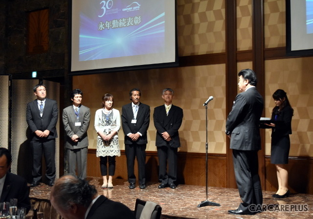 15年から25年という長きにわたる「永年勤続」を讃え、5名のスタッフを表彰