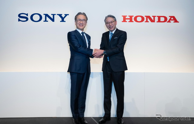 ソニーグループの吉田健一郎会長兼社長(向かって左)とホンダの三部敏宏社長(2022年3月4日の記者会見)
