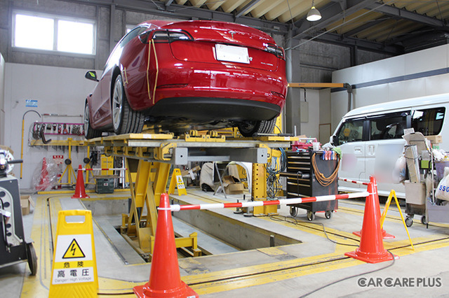 センチュリーオートは「テスラ認定ボディショップ」として、テスラ車の修理を行っている
