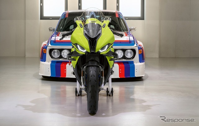 BMW M 1000 RR 50 Years M（前）、BMW 3.0 CSL レースカー（後）