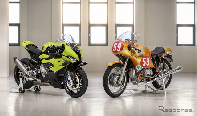 BMW M 1000 RR 50 Years M（左）、BMW R90S レースバイク（右）