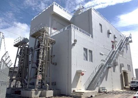 東海道新幹線の沿線に21台が設置されている電力補償装置。
