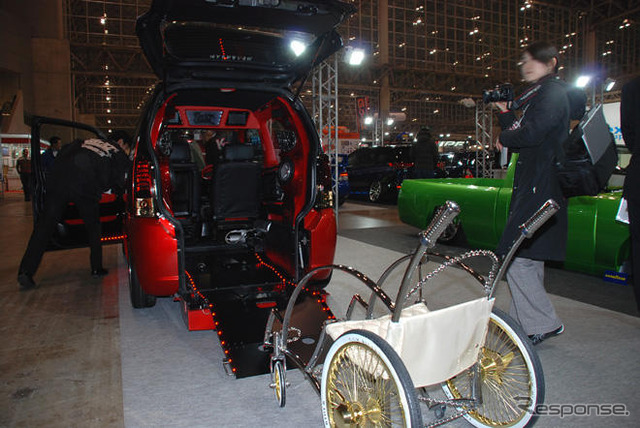 【東京オートサロン09】身障者も注目した埼玉自動車大学校の福祉車両