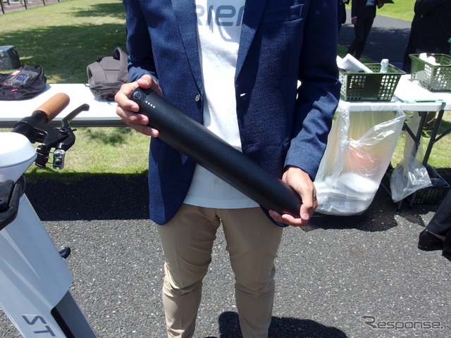 ストリーモ(プロトタイプ)。バッテリーは電動アシスト自転車用のリチウムイオン。アダプターを介して家庭用電源で充電できる。