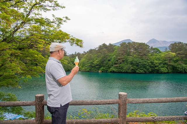 名物の五色沼ソフトを食べながら見る景色は気持ちをスッキリとさせてくれた