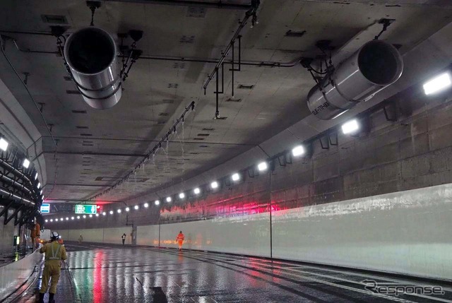 トンネル内でよく見かけるジェットファン。進行方向の出口方向へと煙を誘導する