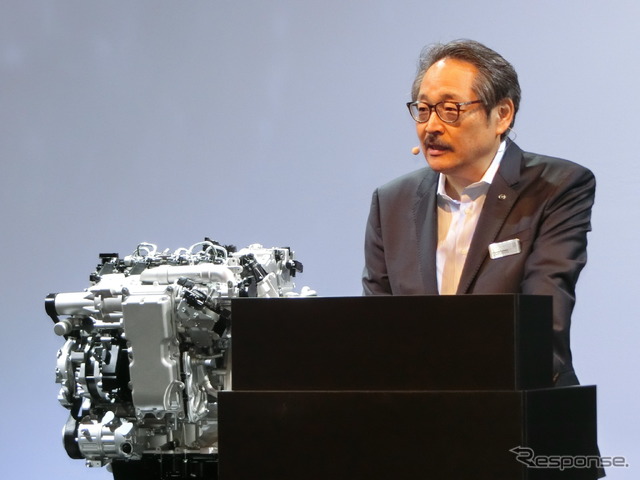 マツダグローバル次世代技術フォーラムでプレゼンする、藤原清志専務(2017年、役職は当時)。