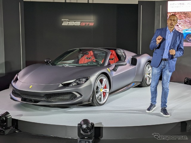 フェラーリ296 GTSについて解説するフェデリコ・パストレッリ社長