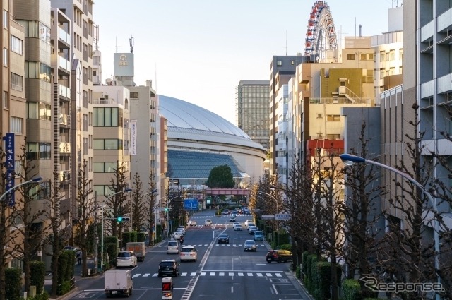 東京ドーム（奥）
