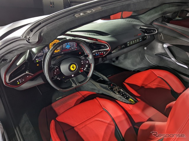 フェラーリ296 GTSの運転席