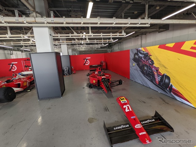 ピットに展示されたF1マシン