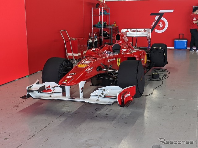 ピットに展示されたF1マシン