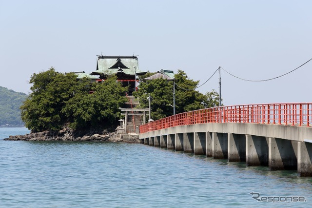 瀬戸内海の津島にある津嶋神社。例大祭時は普段はない橋の床板が取り付けられ、駅から海を渡って本殿へ行くことができる。橋の長さは250m程度。