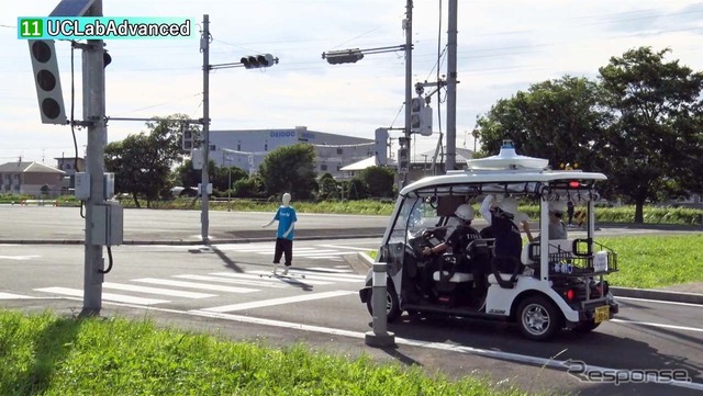 歩行者(マネキン)が立っている交差点の横断歩道で一旦停止することが求められる