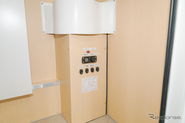 照明などのスイッチ類は手洗い場の下に用意されていた。
