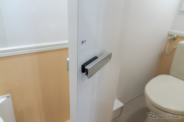 扉のロック部分にセンサーが内蔵され、使用状況もクラウドで管理されるため、トイレの空き室状況を表示する電光掲示板などを設置できる。