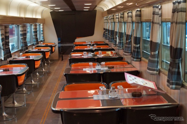 リニア・鉄道館に保存されている0系36形食堂車の車内。登場当時は通路側に窓がなかったが、富士山を見ながら食事をしたいという要望に応え、後に設けられた。