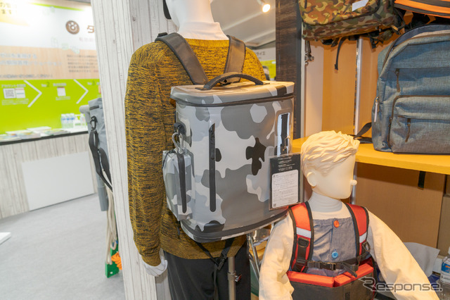 こちらは、『多機能リュック』。ほかにもブラック、オレンジ、イエローなどのカラー展開もある。