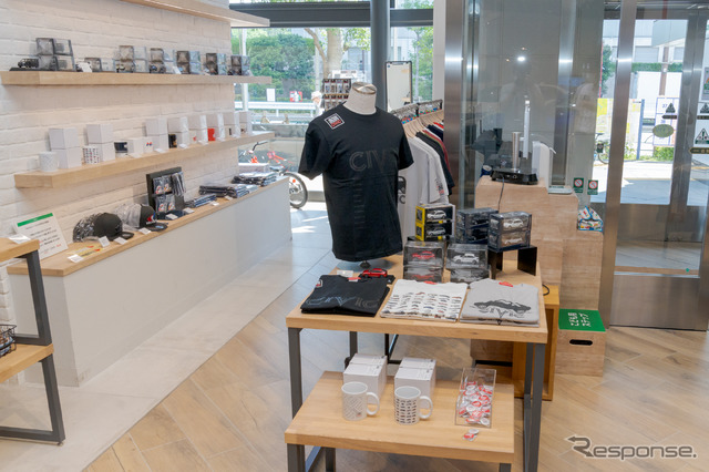 シビックのTシャツやマグカップ、モデルカーなどが販売されている。
