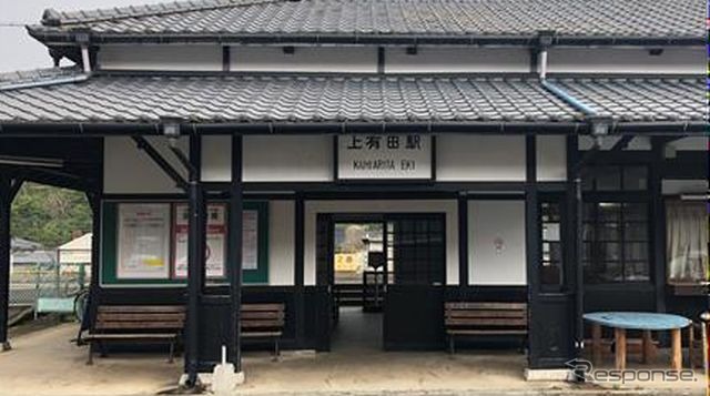 新たな「金の路」ではレトロ感満載の木造駅舎・上有田でおもてなしが行なわれる。