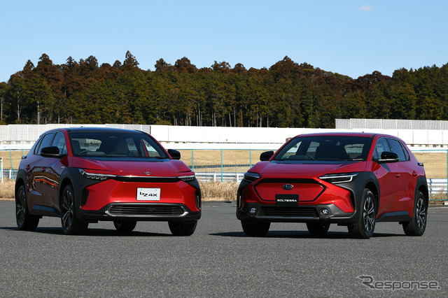 トヨタbZ4X（向かって左）とスバル・ソルテラ