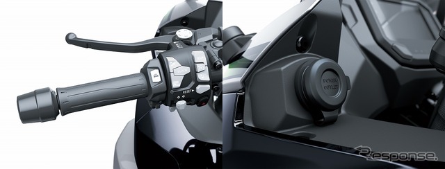 標準搭載としたグリップヒーター、DC電源ソケット