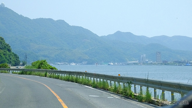 境水道と島根半島の山々、右手に境港の街並みがみえてくる