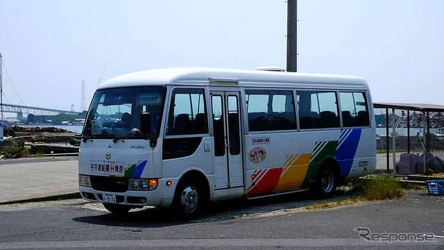 宇井渡船場バス停で待機する境港行き松江市美保関コミュニティバス