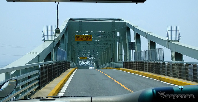境水道大橋。標高50メートルの島根側から鳥取へ駆け下りる！