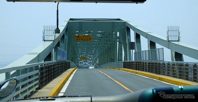 境水道大橋。標高50メートルの島根側から鳥取へ駆け下りる!