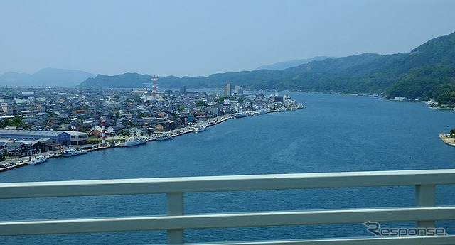 境水道大橋からみえた鳥取・島根県境。右の山々が島根半島、左が鳥取 境港の街並み。風景が対照的