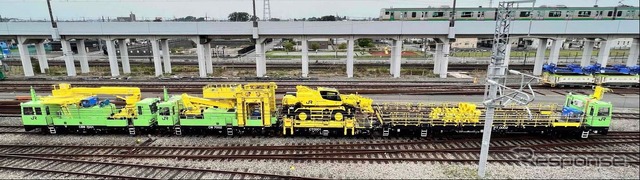 完成した電柱建替用車両。左からバケットを使って電線や電車線金具類の取付け・取外し作業を行なう「電柱用高所作業車」、電柱にあるトロリ線などを支持している金具を仮受する「装柱作業車」、クレーンでコンクリート製電柱を引き抜き、鋼管柱を建植する「電柱建植車」、鋼管柱と撤去したコンクリート製電柱を運搬する「電柱運搬車」。