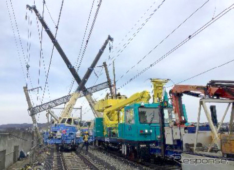 東北新幹線での電柱復旧作業。
