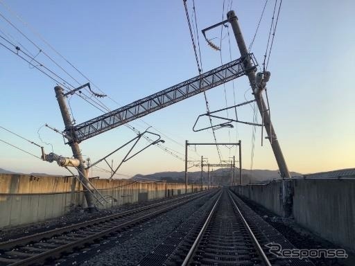 福島県沖地震で傾いた東北新幹線の電柱。これまで電柱の耐震補強ではコンクリート製電柱の上部と下部を別々に補強してきたが、それでも震度6強の揺れには耐えられなかった。