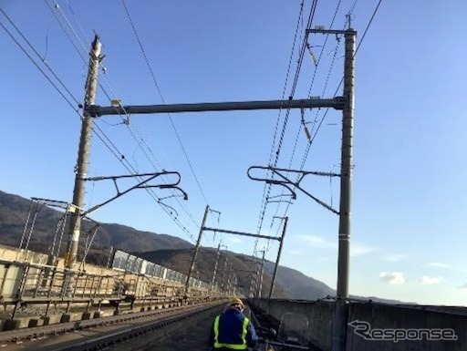 福島県沖地震で圧壊した東北新幹線の電柱。